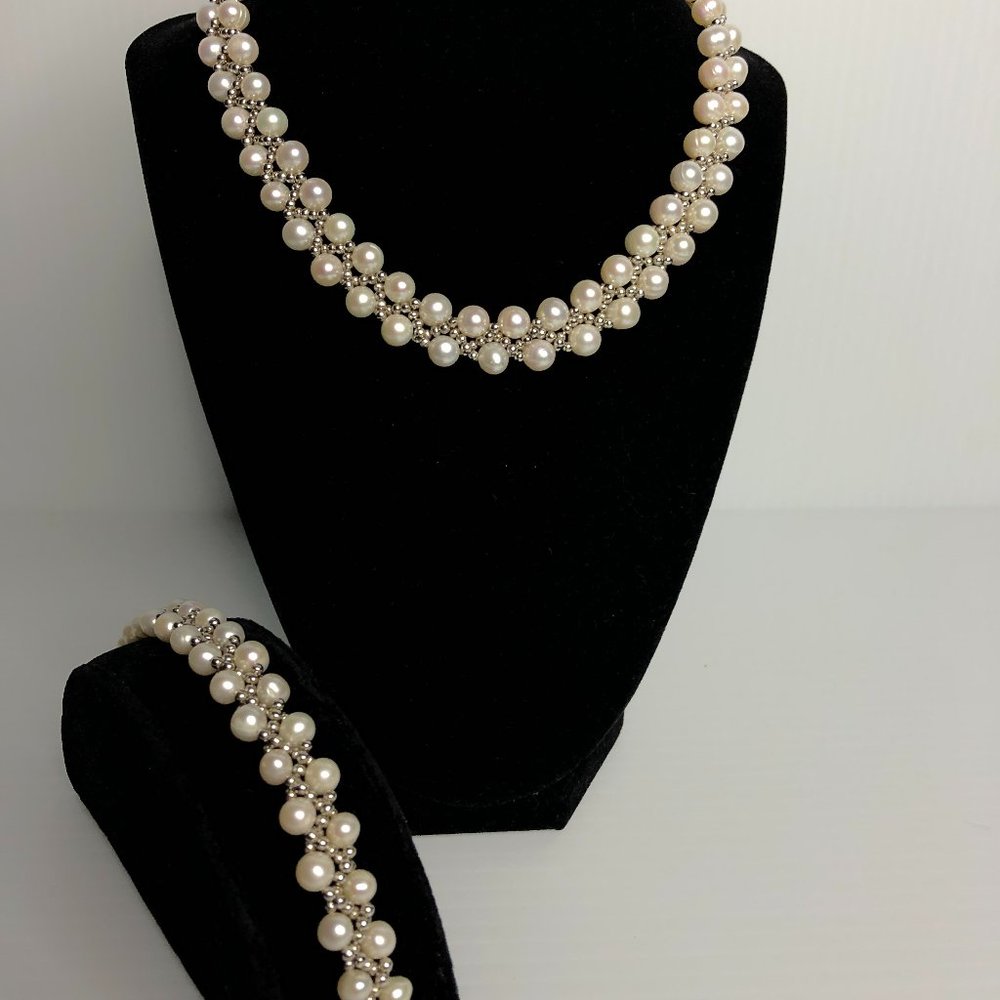 Freshwater Cultured pearl necklace and bracelet